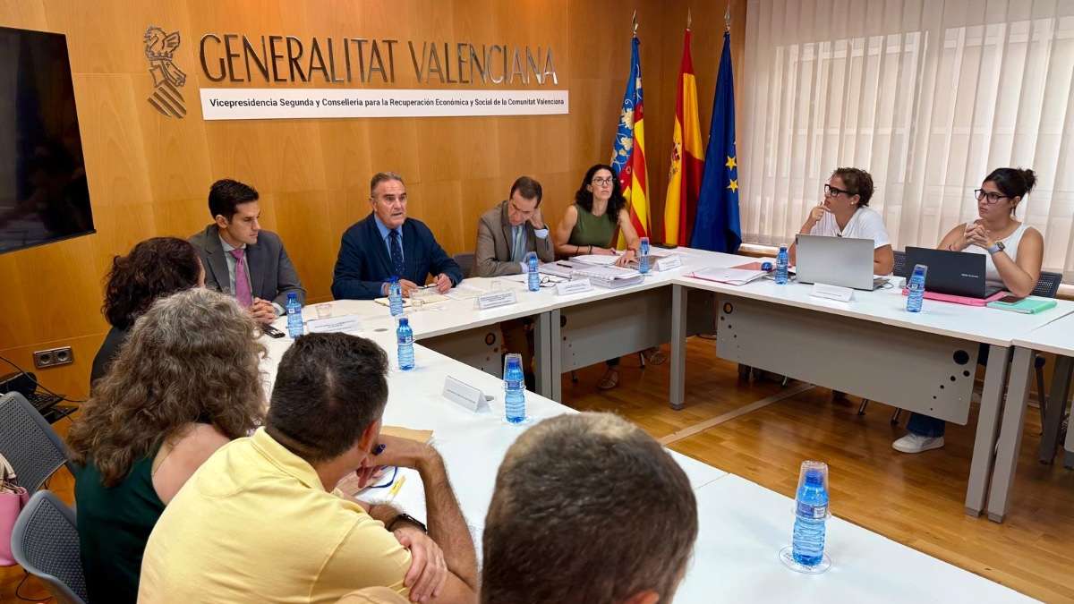 El vicepresidente segundo de la Generalitat entrega a las víctimas de la dana un nuevo protocolo ante catástrofes
