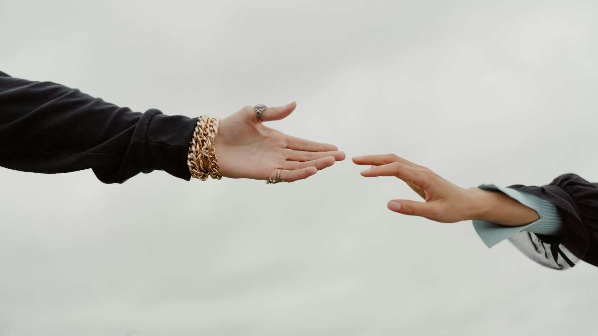 Por qué las personas demasiado simpáticas terminan con pocos amigos, según la psicología