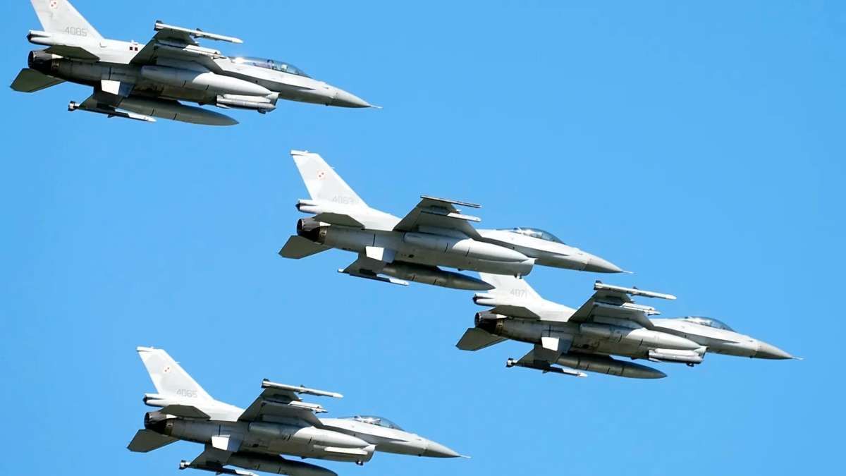Polonia derriba varios drones rusos y cierra Varsovia tras un "acto de agresión"