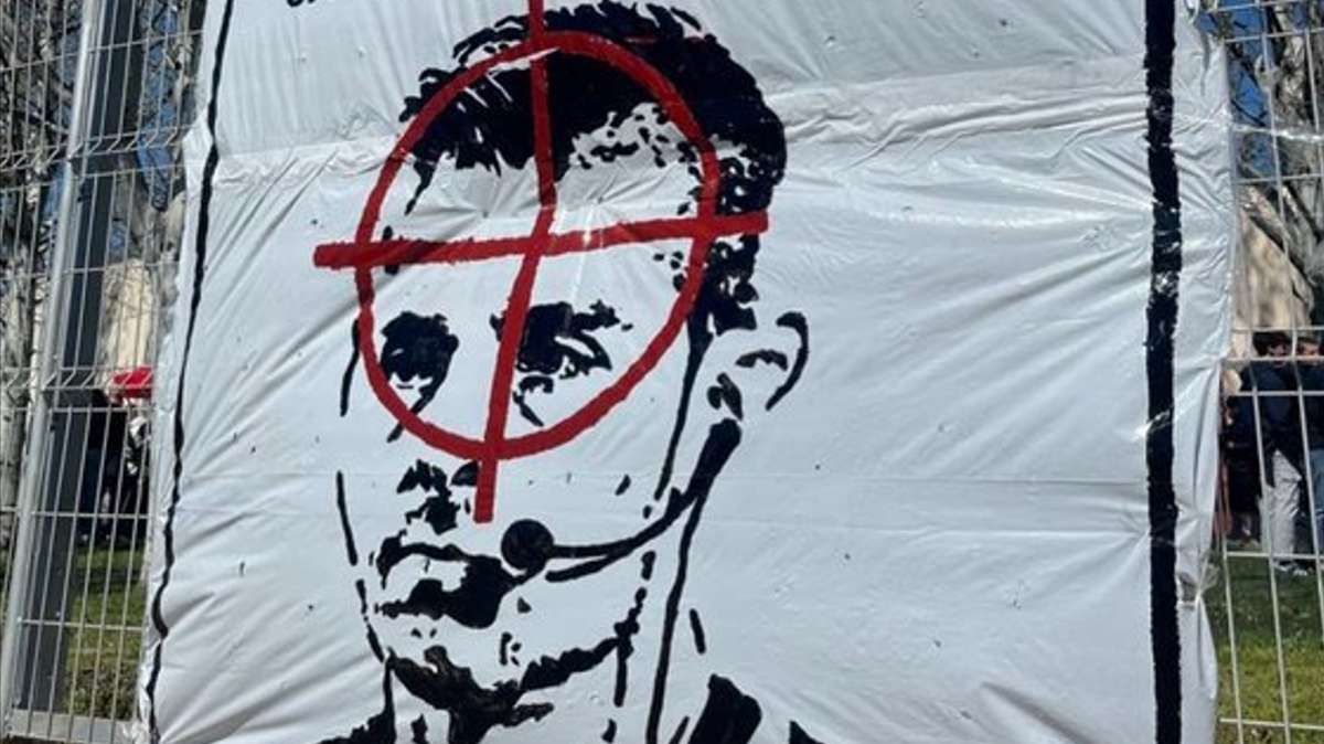 Investigados tres radicales del Espanyol por colocar una diana sobre la cabeza de un árbitro: "Se busca"
