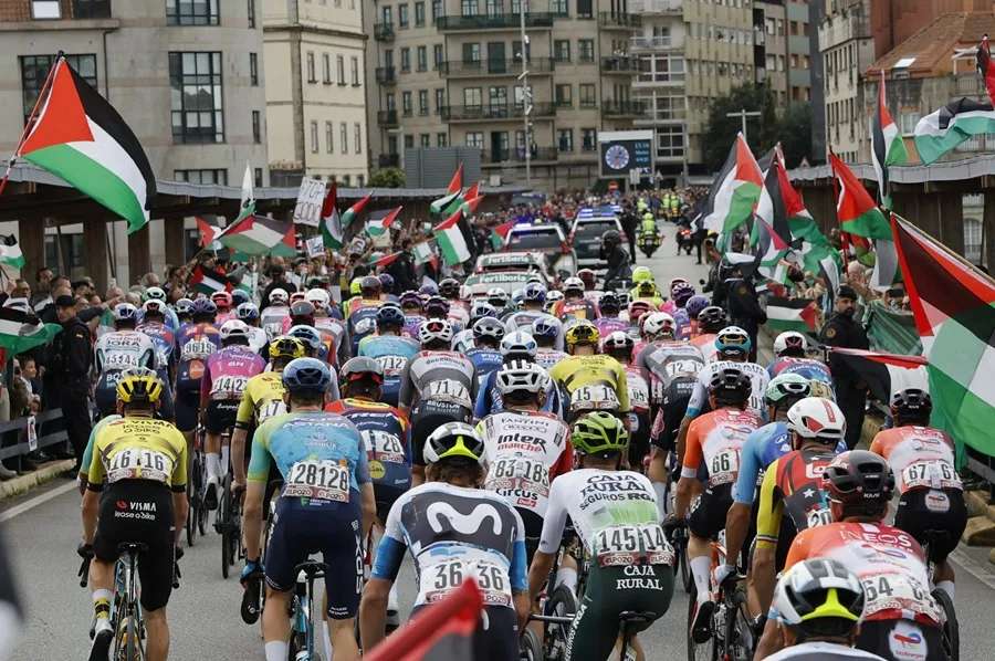 Los ciclistas amenazan con parar La Vuelta si no se garantiza su seguridad