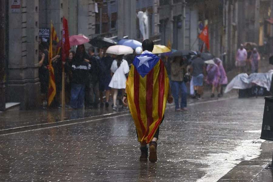 La lluvia da la puntilla a una Diada bajo mínimos: los asistentes caen hasta los 40.000