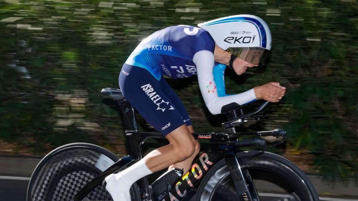 El equipo israelí cede a las protestas de LaVuelta: correrá con un maillot neutro y sin nombre