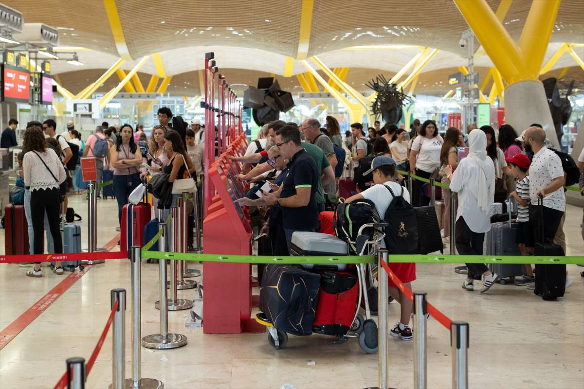 Colapso en la T4 del aeropuerto Madrid-Barajas por una huelga de los vigilantes de seguridad