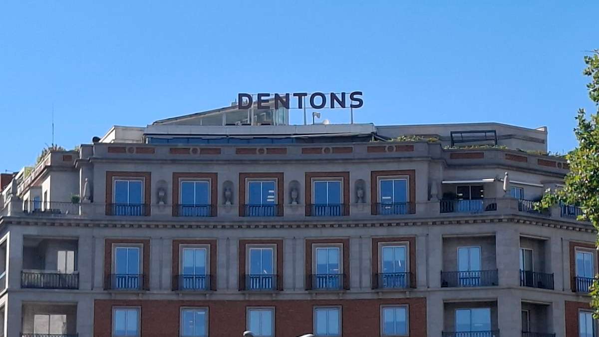 Dentons: salidas de socios de peso en España tras su reorganización