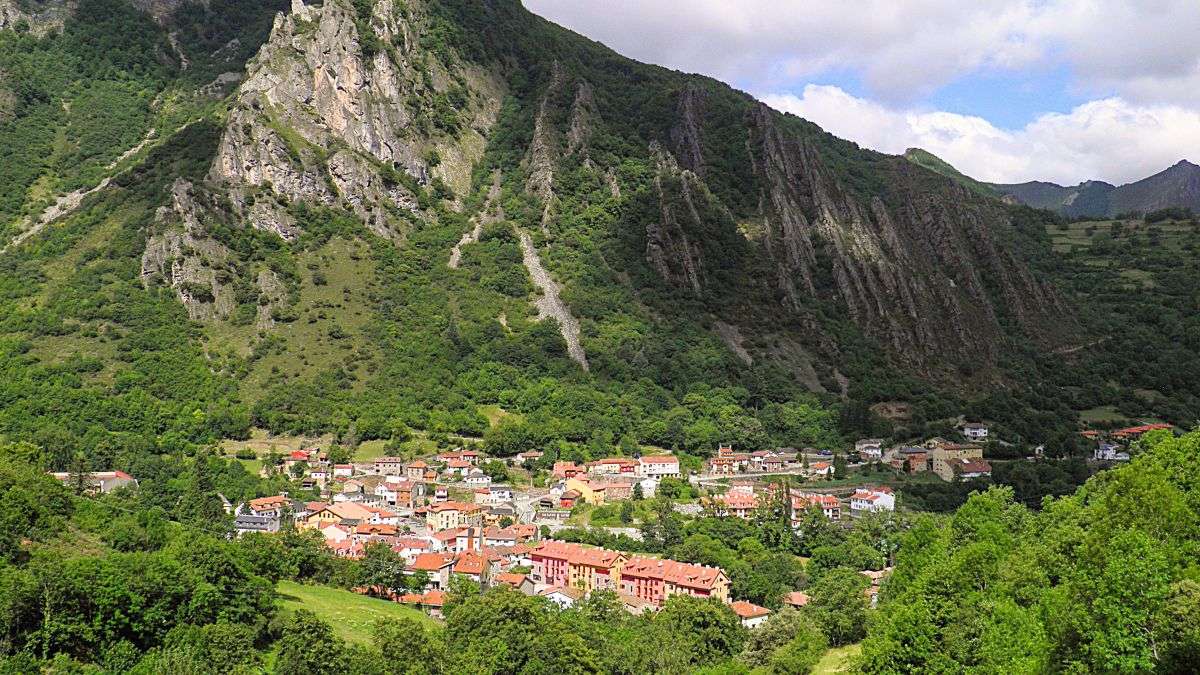 Ya puedes tener casa en Asturias por 135.000 €: 3 dormitorios y parcela de 3.000 metros