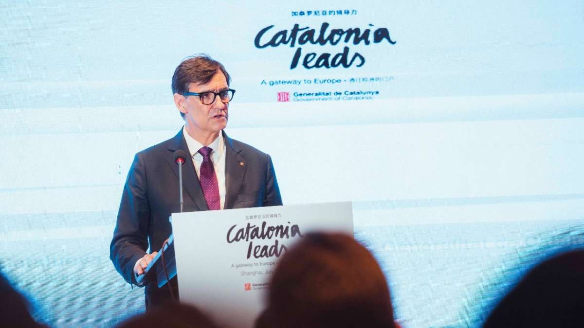 'Embajadas' catalanas: la rendija de Illa para consolidar el 'giro asiático' de Sánchez