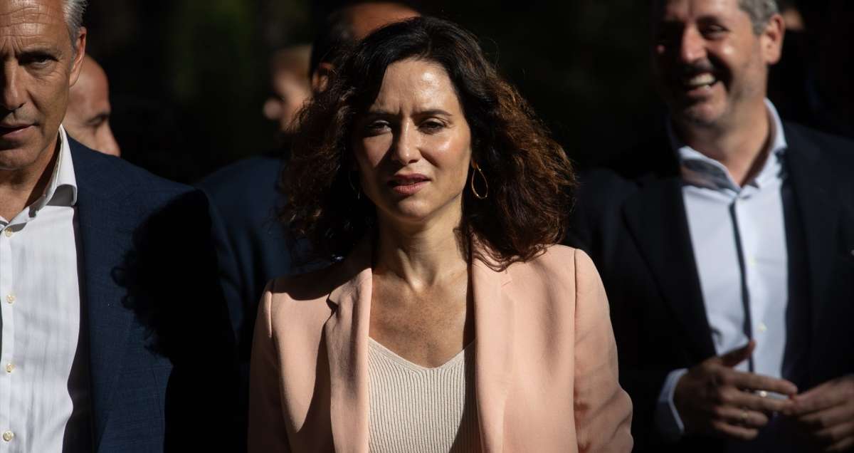 Madrid pide eliminar “el adoctrinamiento en las aulas” tras ser acusada de retirar banderas palestinas en colegios
