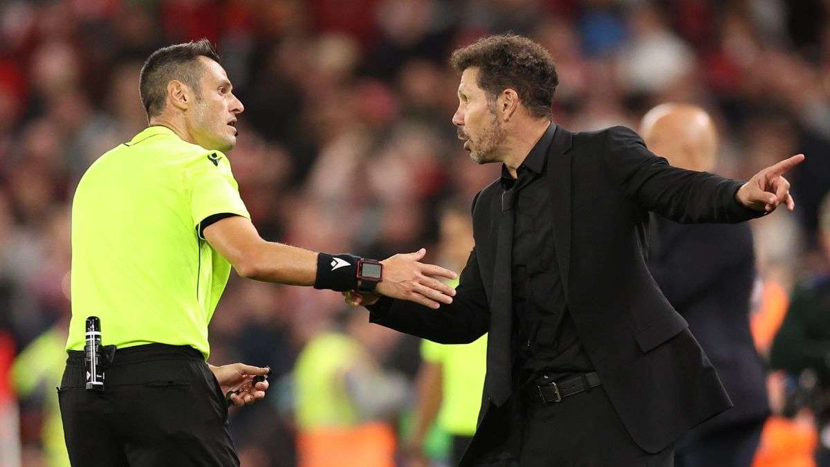 Bochorno de Anfield: Simeone pierde los nervios tras el gol de Van Dijk y acaba siendo expulsado