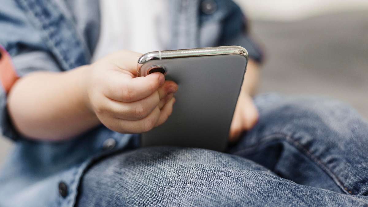 Cinco consejos para que tus hijos no sean adictos el móvil, según la psicología