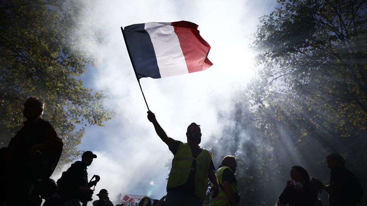 La izquierda saca a la calle a medio millón de franceses para 'recibir' al nuevo primer ministro