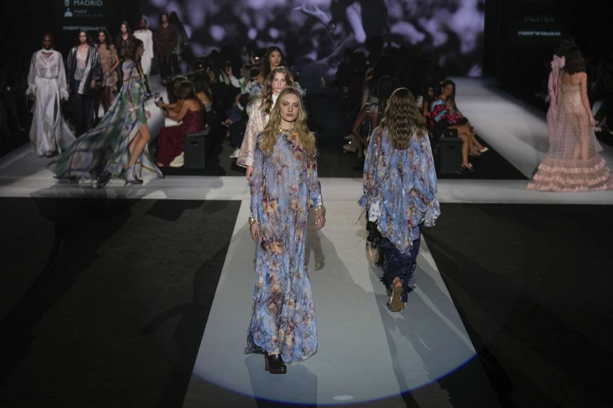 "No puedes hacer boho estructurado, debe ser libre": así reinventó Yolancris el espíritu hippie en la MBFW Madrid 2025