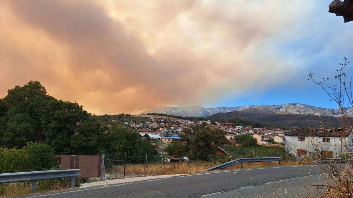 Dos incendios en Cáceres asolan más de 600 hectáreas mientras las llamas se acercan a la carretera