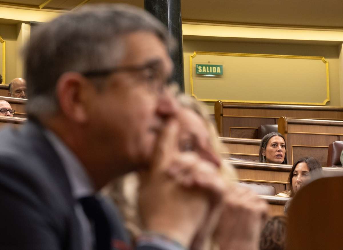 El embargo de armas se desploma: el PSOE intenta sin éxito cortejar a Junts a costa de sacrificar a Podemos
