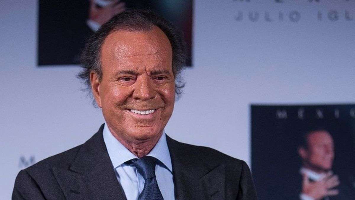 Desvelan que Julio Iglesias se inventó el accidente de tráfico para tapar un tumor y el feo que le hizo a Juan Carlos I
