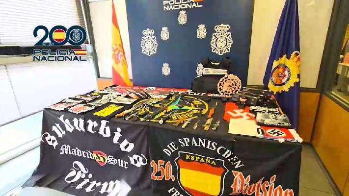 Una pistola, machetes y libros sobre Hitler y Franco: el arsenal intervenido a los 'narconazis' de Suburbios Firm