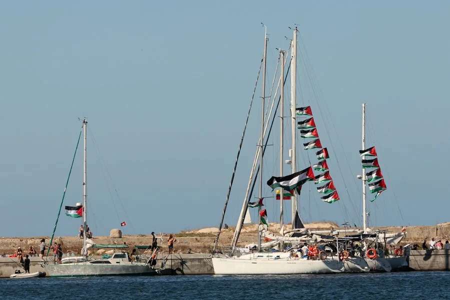 Reino Unido se mofa de España por mandar a la Armada con la Flotilla de Colau y no al Mar Rojo