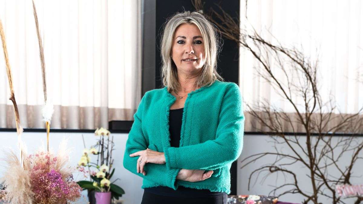 De Ibiza a Lesbos: la mujer que regaló 10.000 zapatos a refugiados y que ahora lucha contra el cáncer infantil