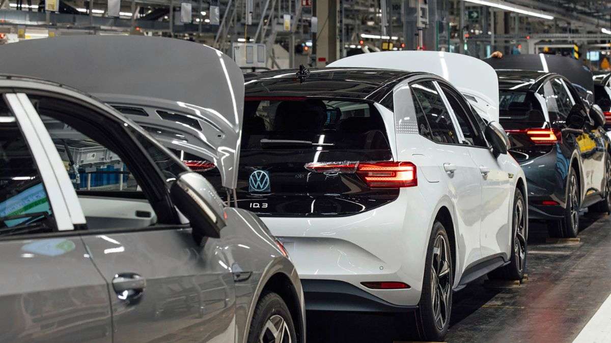 Volkswagen: turnos extras en sus plantas de coches de combustión, paradas en las de eléctricos