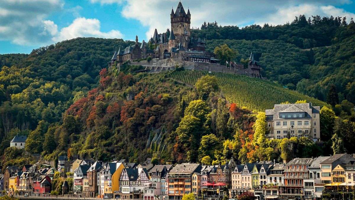 El desconocido valle europeo para una escapada en otoño: vuelos por 50 € y castillos de cuento