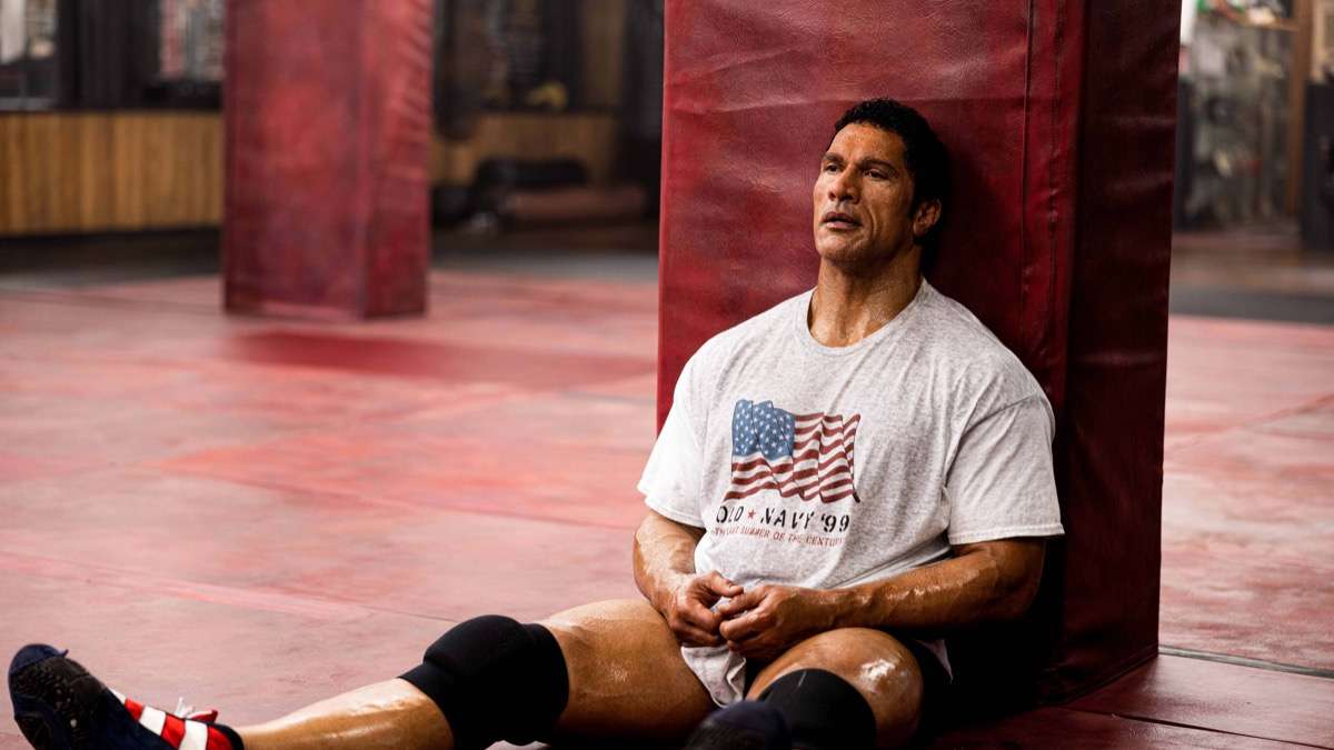 ‘The smashing machine’: Dwayne Johnson exhibe músculo y corazón en el biopic sobre el pionero de las MMA