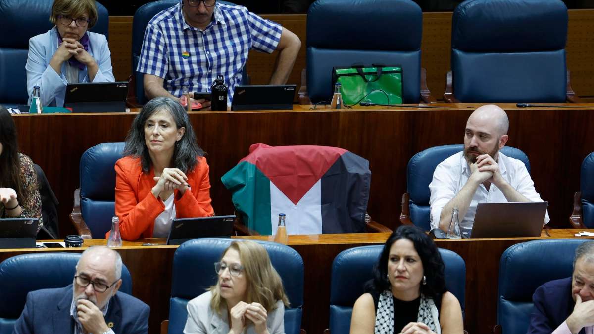 Bronca descomunal en la Asamblea: Más Madrid se niega a retirar una bandera palestina de un escaño