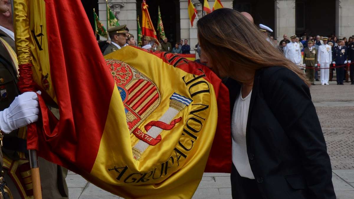 Junts colabora con el Ejército para una macrojura de bandera en Cataluña
