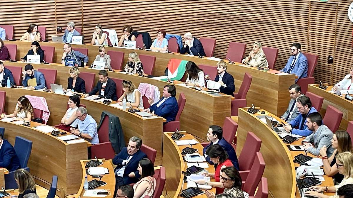 La bandera de Palestina se ‘oficializa’ en las Cortes Valencianas y se retira en Madrid