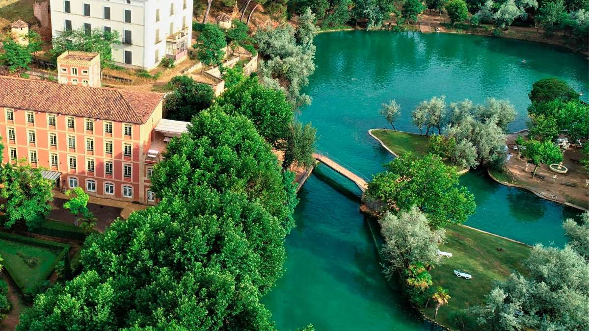 Podría estar en Budapest pero está en España: lago termal de 2 hectáreas, con aguas a 29º y por 12 euros