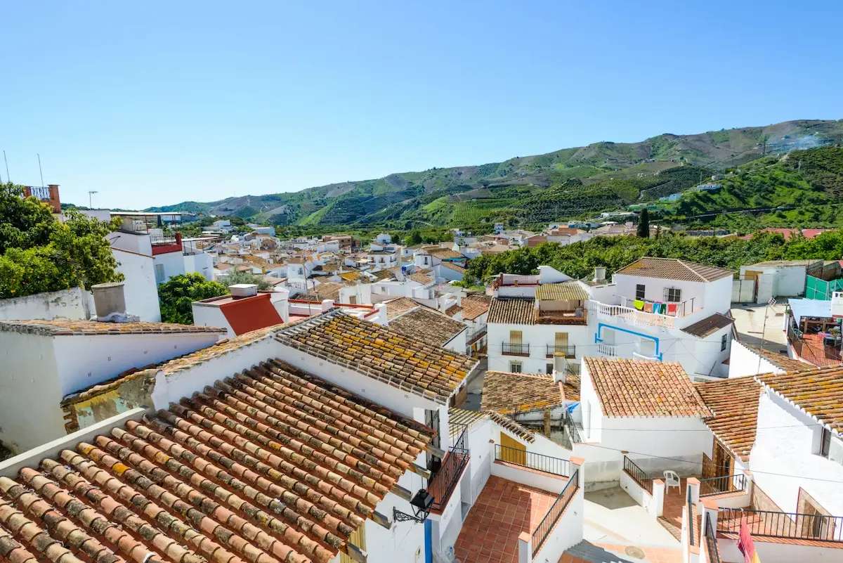 Viaje a Benamargosa, el pueblo más pobre de España: “Incluso en un mal año el campo siempre da algo”
