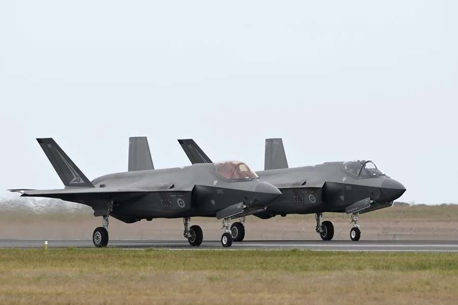 El truco del embargo de armas: Rota y Morón, el trampolín de F-35, rifles y balas