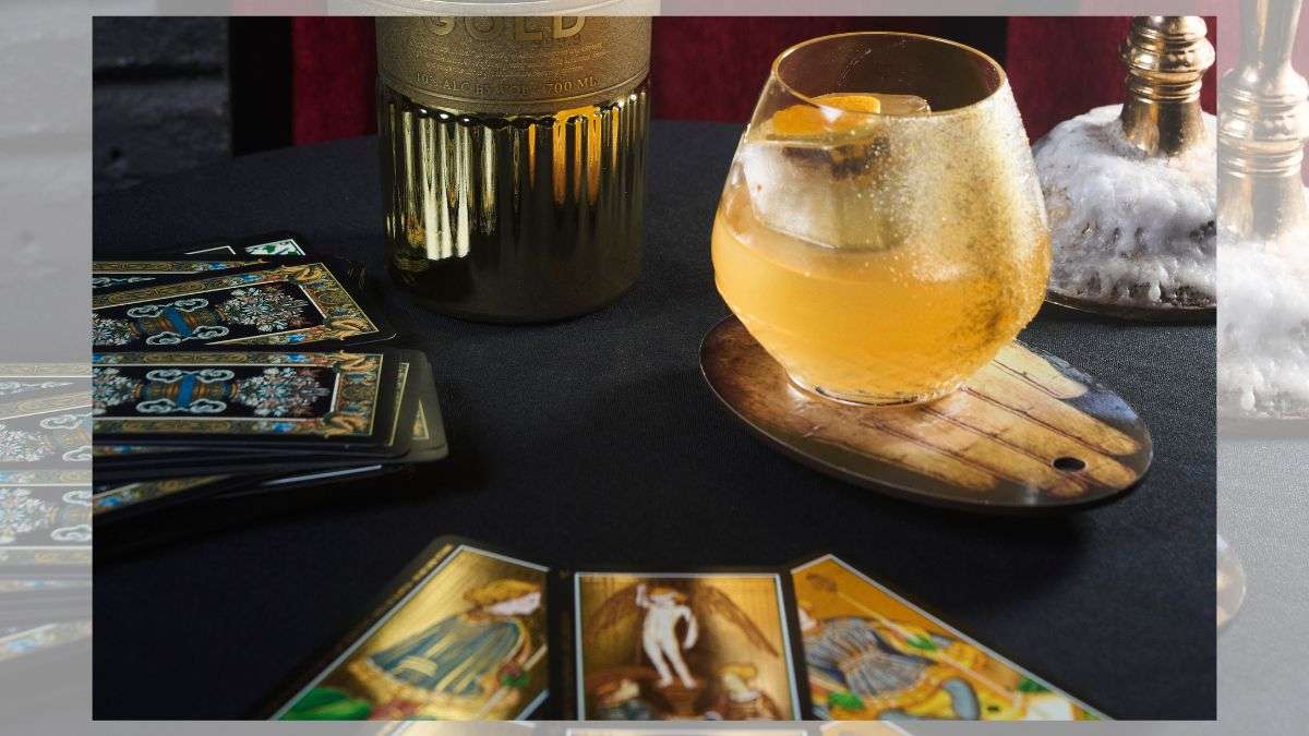 Croquetas de premio, un elixir y una tirada de cartas: descubre el bar más místico de la Calle del Pez en Madrid
