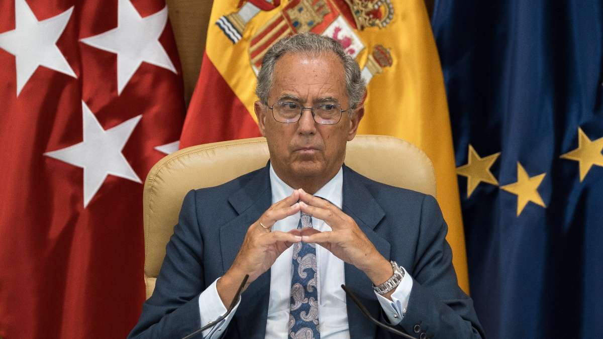 Bronca en la Junta de Portavoces madrileña: la izquierda carga contra Ossorio (PP) por retirar una bandera palestina