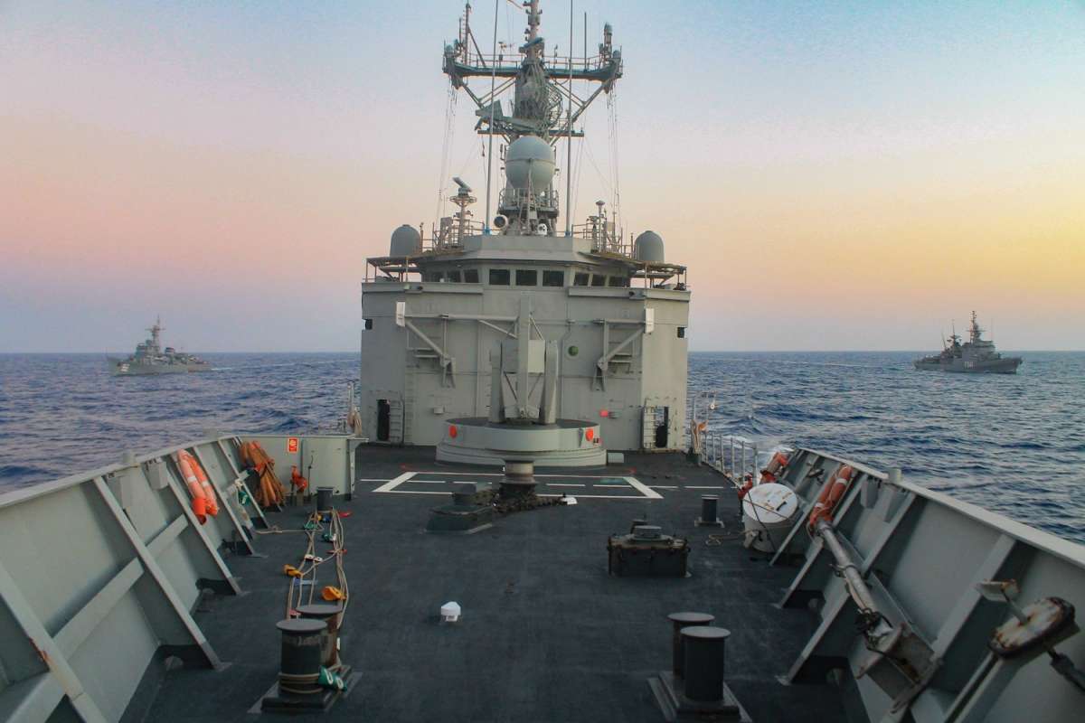 Desembarco histórico de la Armada en Cataluña: una fragata y dos cazaminas llegan a Barcelona