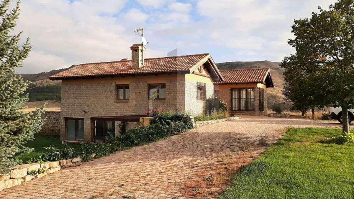 Casa de campo en Castilla y León: 280.000 euros, 4 habitaciones y piscina climatizada