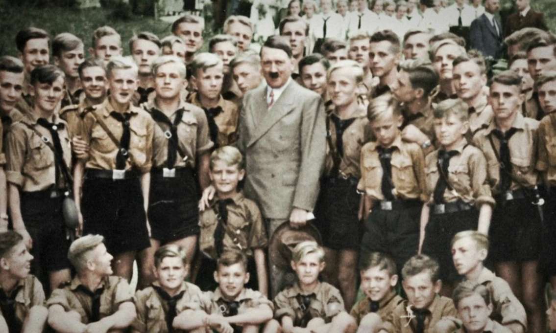 Teorías conspiranoicas, adoctrinar jóvenes, intensificar el racismo… las 12 recetas del nazismo que amenazan el presente