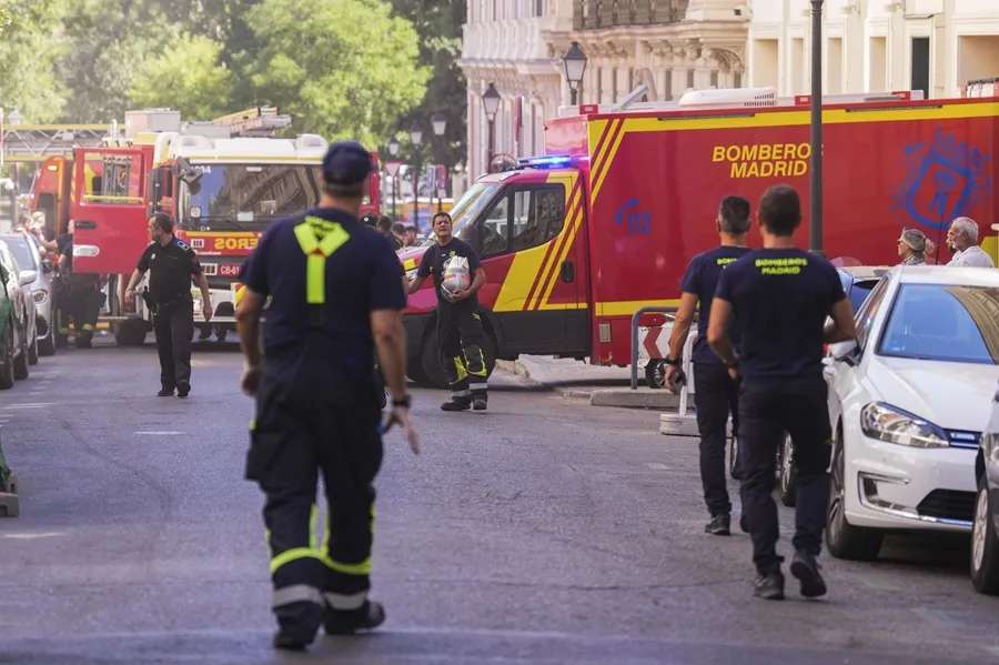 Búsqueda desesperada entre los escombros del edificio derrumbado en Madrid: cuatro empleados desaparecidos