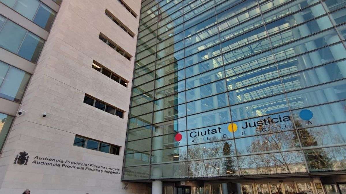 Un juez archiva la denuncia por falsedad documental contra el excomisionado de la dana por haber prescrito hace 30 años