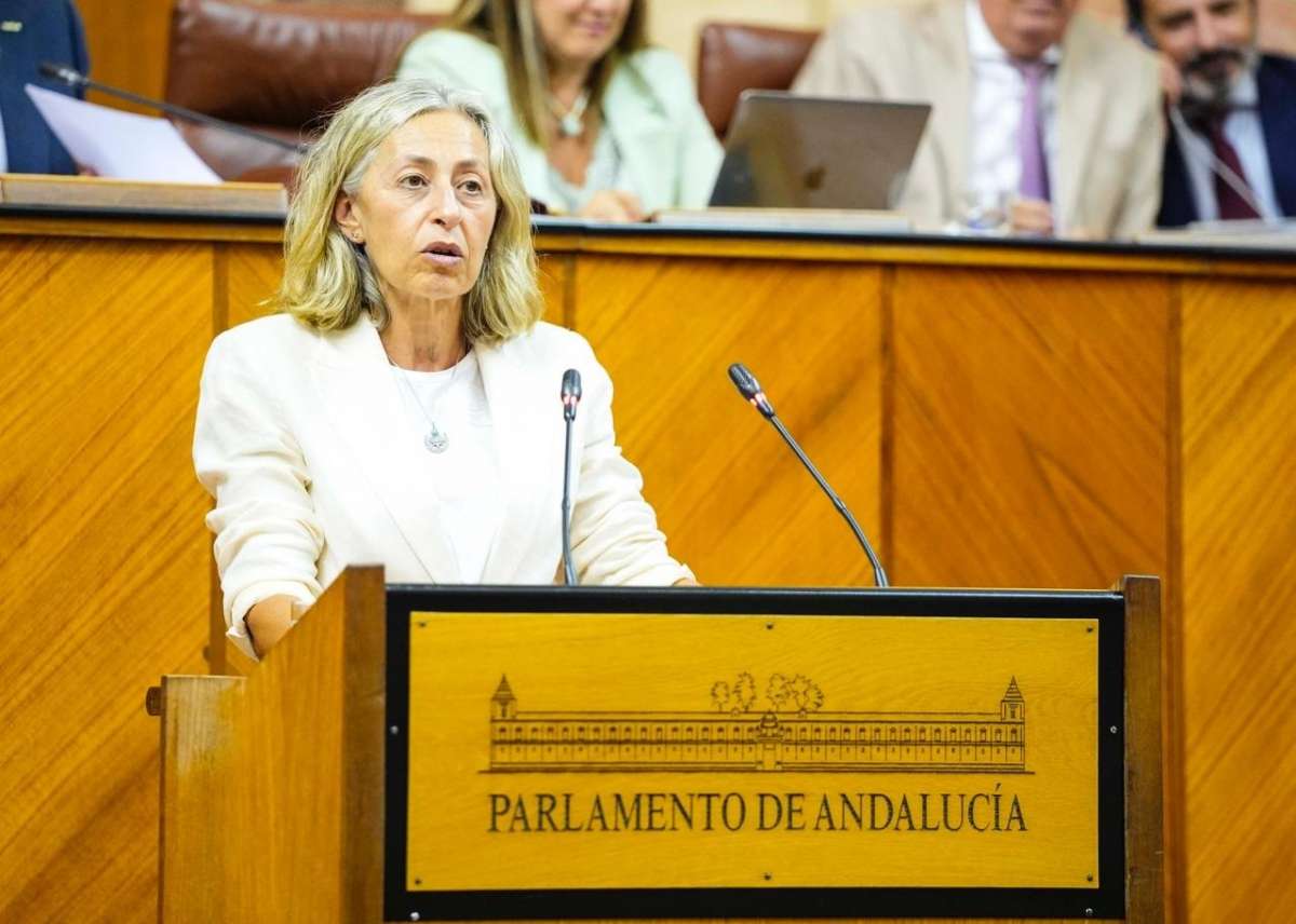 Juanma Moreno fuerza la dimisión de la consejera de Salud por la crisis del cáncer de mama