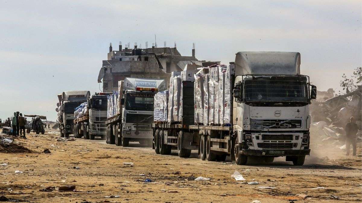 Vuelven a Gaza los camiones con ayuda humanitaria tras el alto el fuego