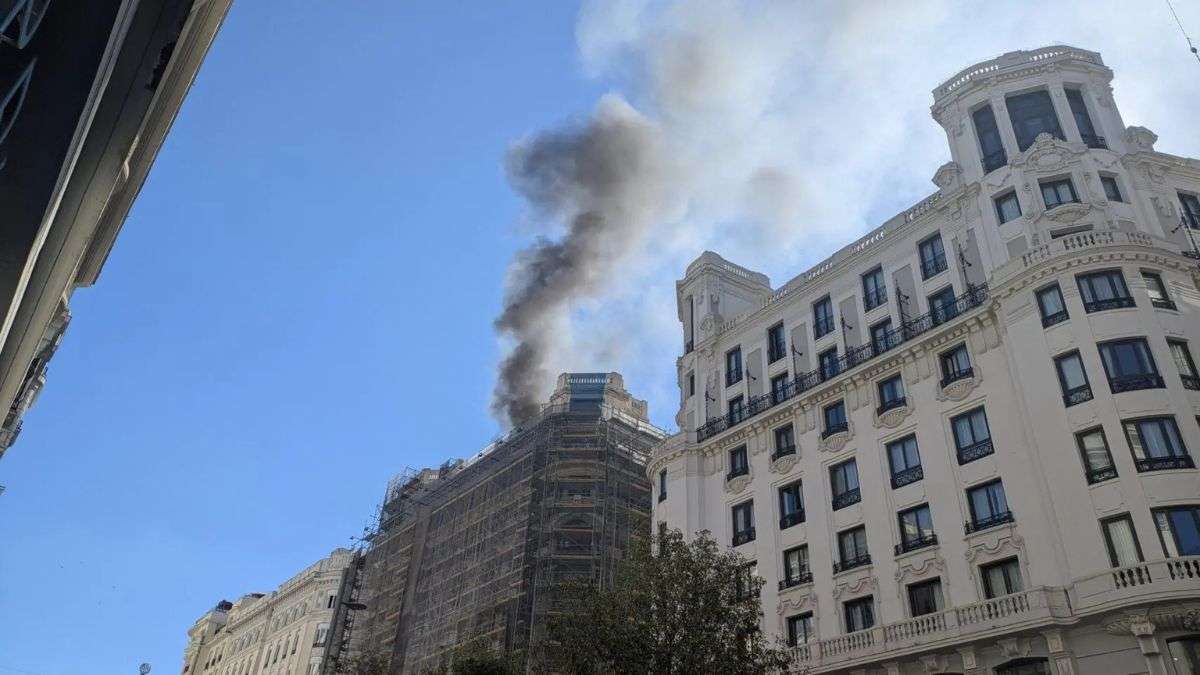 Un incendio obliga a cortar la Gran Vía de Madrid en plenos festejos por la Hispanidad