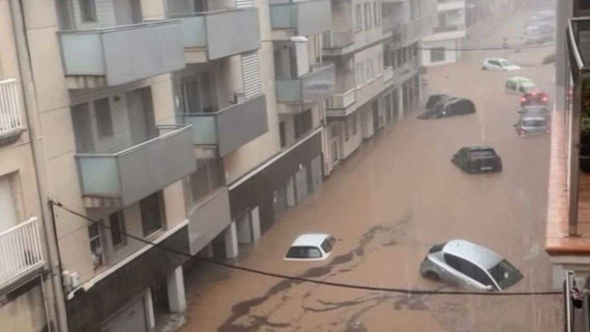 Las lluvias torrenciales colapsan Tarragona: decenas de personas atrapadas y cortes en trenes y autopistas