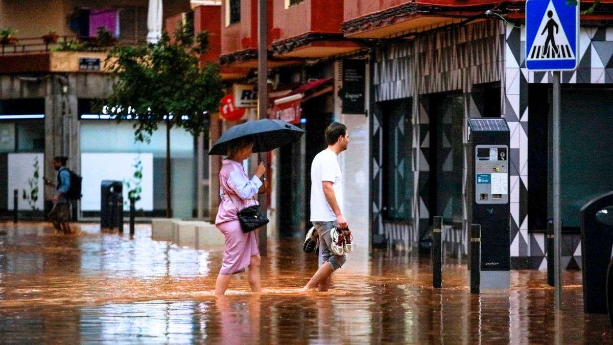 La AEMET pone en aviso naranja a Cataluña y 6 comunidades: fuertes tormentas y lluvias agravan las inundaciones