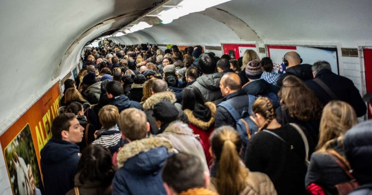 Puente denuncia el colapso en hora punta del metro de Madrid con una foto del de París