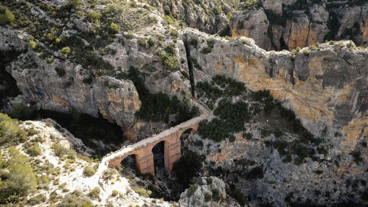 El desconocido acueducto en plena montaña entre cuevas y pasadizos