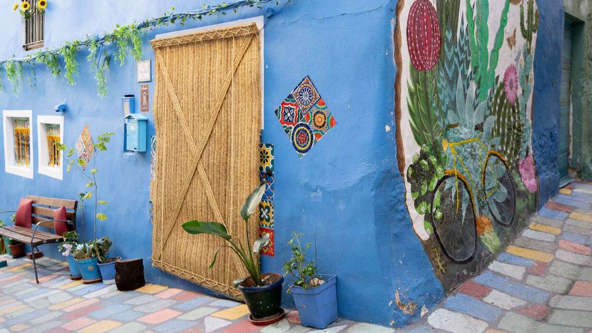 Descubre el motivo por el que este pueblo de Valencia tiene casas azules al estilo Santorini