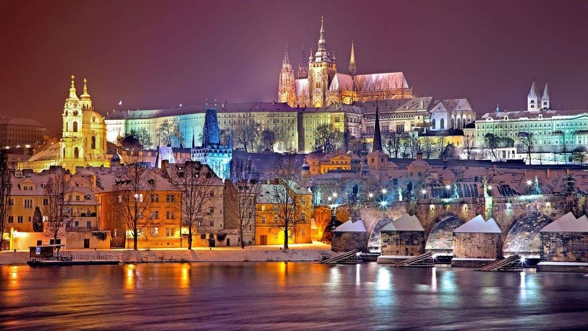 Visita el castillo más grande del mundo: vuelos por 39 euros y una Navidad de cuento