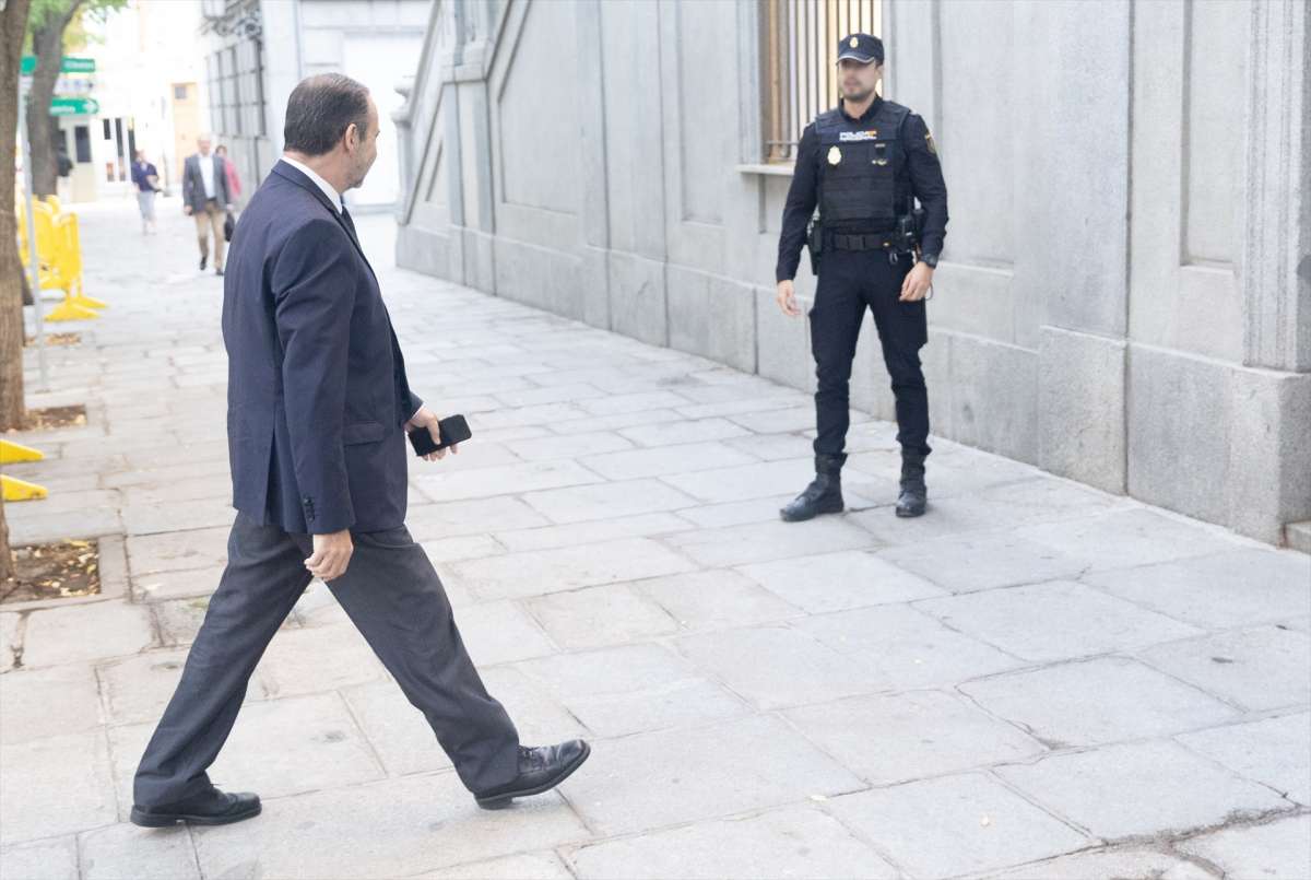 Ábalos se libra de la cárcel tras negarse a declarar en el Supremo