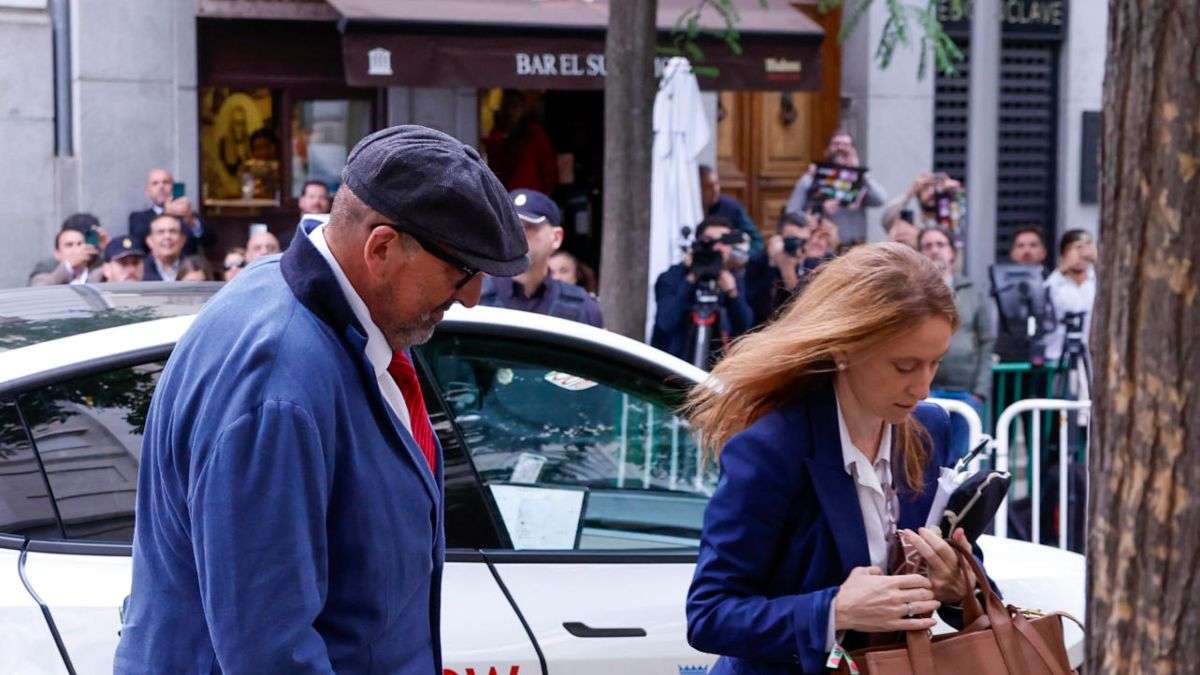 Koldo llega al Supremo con su abogada y con una mochila por si va a prisión: "Hombre precavido vale por dos"