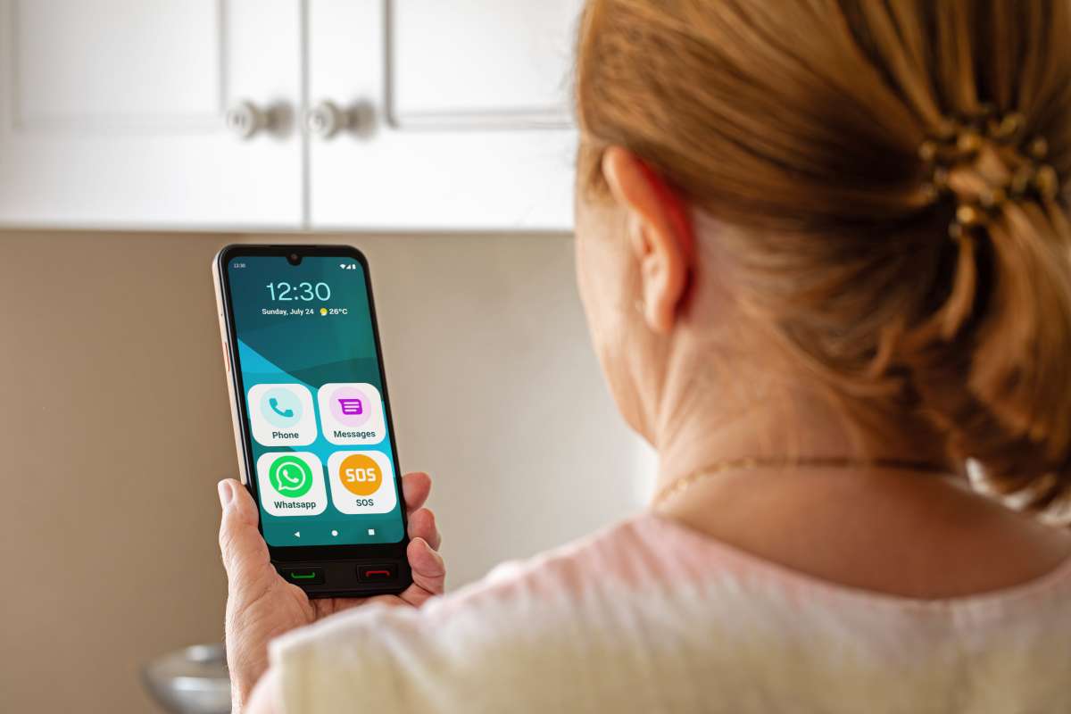 Estos son los móviles ‘de la marca España’ adaptados para acercar la tecnología a los más mayores